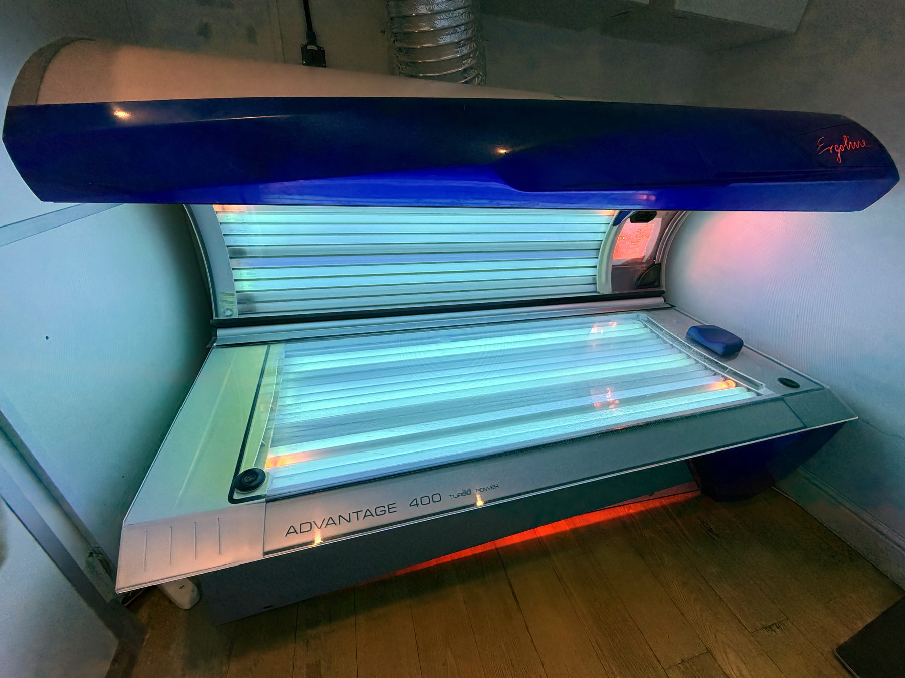 Ergoline Advantage 400 with the lamps on